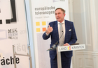 Die Europäischen Toleranzgespräche 2022 befassen sich mit dem vielbeschworenen Systemwandel in Politik und Wirtschaft, die Eröffnungsrede wird in diesem Jahr von Robert Menasse gehalten, Autor des Bestsellers 