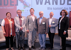 Das Tourismusforum Villach 2022 war dem Generalthema WANDEL in all seinen Facetten gewidmet, in vier Panels wurden die Auswirkungen und möglichen Rezepte des Klimawandels, des Generationen- und des Systemwandels auf die Reisebranche diskutiert. Im Bild: Tourismusseelsorgerin Regina Leimer, Reisephilosoph Peter Vollbrecht, Verleger Albert Eibl, Freizeitforscher Peter Zellmann, Pilgerexperte Roland Stadler und Unternehmensberaterin Maria Radinger.