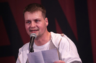 Mit dem traditionellen Poetry Slam wurden die Europäischen Toleranzgespräche 2022 Freitrag abend abgeschlossen. Neun Poet*innen traten an, das Finale entschied die Wienerin Katharina Wenty für sich. Im Bild: Slam-Moderator Lukas Hofbauer.