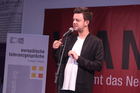 Mit dem traditionellen Poetry Slam wurden die Europäischen Toleranzgespräche 2022 Freitrag abend abgeschlossen. Neun Poet*innen traten an, das Finale entschied die Wienerin Katharina Wenty für sich. Im Bild Marius Loy aus Esslingen, Baden-Württemberg.