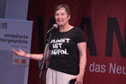 Mit dem traditionellen Poetry Slam wurden die Europäischen Toleranzgespräche 2022 Freitrag abend abgeschlossen. Neun Poet*innen traten an, im Bild: Christine Teichmann aus Graz.