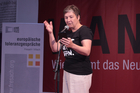 Mit dem traditionellen Poetry Slam wurden die Europäischen Toleranzgespräche 2022 Freitrag abend abgeschlossen. Neun Poet*innen traten an, im Bild: Christine Teichmann aus Graz.