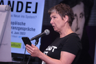 Mit dem traditionellen Poetry Slam wurden die Europäischen Toleranzgespräche 2022 Freitrag abend abgeschlossen. Neun Poet*innen traten an, im Bild: Christine Teichmann aus Graz.