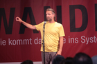 Mit dem traditionellen Poetry Slam wurden die Europäischen Toleranzgespräche 2022 Freitrag abend abgeschlossen. Neun Poet*innen traten an, im Bild: Klaus Lederwasch aus Graz.