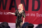 Mit dem traditionellen Poetry Slam wurden die Europäischen Toleranzgespräche 2022 Freitrag abend abgeschlossen. Neun Poet*innen traten an, das Finale entschied die Wienerin Katharina Wenty (im Bild) für sich.