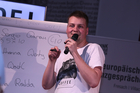 Mit dem traditionellen Poetry Slam wurden die Europäischen Toleranzgespräche 2022 Freitrag abend abgeschlossen. Neun Poet*innen traten an, das Finale entschied die Wienerin Katharina Wenty für sich. Im Bild: Slam-Moderator Lukas Hofbauer.