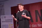 Mit dem traditionellen Poetry Slam wurden die Europäischen Toleranzgespräche 2022 Freitrag abend abgeschlossen. Neun Poet*innen traten an, im Bild: DaWastl.