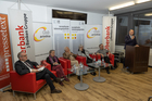 Beim Europaforum des Club Carinthia in der Oberbank Wien diskutierten berufene Experten über die Begrifflichkeit des Wachstums für die moderne Gesellschaft. V.l.n.r. Unternehmensberater Michael Paul, Theologin Barbara Rauchwarter, DRF-Präsident Hannes Swoboda und Autor Dietmar Krug - sowie Oberbank-Direktor Andreas Klingan.