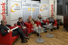 Beim Europaforum des Club Carinthia in der Oberbank Wien diskutierten berufene Experten über die Begrifflichkeit des Wachstums für die moderne Gesellschaft. V.l.n.r. Unternehmensberater Michael Paul, Theologin Barbara Rauchwarter, DRF-Präsident Hannes Swoboda, Wifo-Ökonomin Angela Köppl und Autor Dietmar Krug.