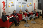 Beim Europaforum des Club Carinthia in der Oberbank Wien diskutierten berufene Experten über die Begrifflichkeit des Wachstums für die moderne Gesellschaft. V.l.n.r. Unternehmensberater Michael Paul, Theologin Barbara Rauchwarter, DRF-Präsident Hannes Swoboda, Wifo-Ökonomin Angela Köppl und Autor Dietmar Krug.