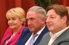 Mit einem Ethikgespräch von EKD-Vorsitzendem a.D. Nikolaus Schneider und ORF-Redakteurin Renata Schmidtkunz wurden die Europäischen Toleranzgespräche 2023 in Villach eröffnet. Im Bild Helli Thelesklaf, Superintendent Manfred Sauer, Bgm. Günther Albel.