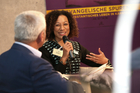 Europaforum der Toleranzgespräche am 25. Mai 2023. Im Bild: ORF-Moderator Peter Fritz, Afrika-Expertin Tara Méité.
