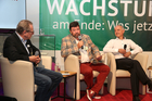 Wirtschaftsforum der Toleranzgespräche im Kärntner Bergdorf Fresach am 26. Mai 2023. Im Bild: Moderator Jochen Bendele, Autor Egyd Gstättner, Volkswirt Norbert Wohlgemuth.