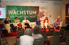 Wirtschaftsforum der Toleranzgespräche im Kärntner Bergdorf Fresach am 26. Mai 2023. Im Bild v.l.n.r. Moderator Jochen Bendele, Autor Egyd Gstättner, Volkswirt Norbert Wohlgemuth, LH-Stellvertreterin Gaby Schaunig, EU-Koordinatorin Martina Rattinger, FH-Vizerektorin Angelika Mitterbacher.