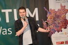 Poetry Slam der Europäischen Toleranzgespräche am 26. Mai 2023 in Fresach. Im Bild: Moderator Lukas Hofbauer.