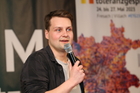 Poetry Slam der Europäischen Toleranzgespräche am 26. Mai 2023 in Fresach. Im Bild: Moderator Lukas Hofbauer.