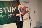 Poetry Slam der Europäischen Toleranzgespräche am 26. Mai 2023 in Fresach. Im Bild: Moderator Lukas Hofbauer.