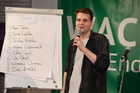 Poetry Slam der Europäischen Toleranzgespräche am 26. Mai 2023 in Fresach. Im Bild: Moderator Lukas Hofbauer.