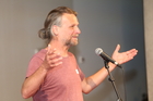 Poetry Slam der Europäischen Toleranzgespräche am 26. Mai 2023 in Fresach. Im Bild: Klaus Lederwasch.