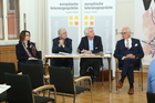 Einen Ausblick auf die Wahrheit in Zeiten von Digitalisierung und KI lieferte das Pressegespräch zur Vorstellung der Toleranzgespräche 2024 in Villach. Im Bild: Gabriele Russwurm-Biró vom Kärntner SchriftstellerInnenverband KSV, Villachs Stadtrat Harald Sobe, ETG-Programmdirektor Wilfried Seywald, Landtagspräsident Reinhart Rohr.