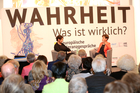 im Gespräch mit ORF-Moderatatorin Renata Schmidtkunz erläuterte die tschechischen Autorin Radka Denemarková in Villach die Bedeutung der Wahrheit im historischen Kontext.