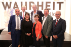 im Gespräch mit ORF-Moderatatorin Renata Schmidtkunz erläuterte die tschechischen Autorin Radka Denemarková in Villach die Bedeutung der Wahrheit im historischen Kontext. Im Bild mit Superintendent Manfred Sauer, Landtagspräsident Reinhart Rohr, Programmdirektor Wilfried Seywald und den Villach Stadträten Harald Sobe und Erwin Baumann.