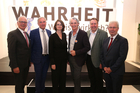 im Gespräch mit ORF-Moderatatorin Renata Schmidtkunz erläuterte die tschechischen Autorin Radka Denemarková in Villach die Bedeutung der Wahrheit im historischen Kontext.  Im Bild Gabriele Russwurm-Biró vom Kärntner Schriftsstellerinnen Verband mit Superintendent Manfred Sauer, Landtagspräsident Reinhart Rohr, Programmdirektor Wilfried Seywald und den Villach Stadträten Harald Sobe und Erwin Baumann.