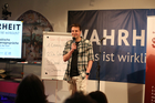 Mit dem traditionellen Poetry Slam gingen die Europäischen Toleranzgespräche Freitag abend ins Finale. Im Bild: Lukas Hofbauer von Slam! if you Can.