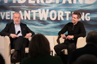 Das Wirtschaftsforum befasste sich mit dem Dilemma von Unternehmen zwischen volatilen Märkten und erratischen Mächten. Am Vormittag ging es um Strategien im Umgang mit BigTech, Bürokratie und politischer Bevormundung. Im Bild: Michael Paul mit Netzforscher Martin Andree.
