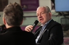 Das Wirtschaftsforum befasste sich mit dem Dilemma von Unternehmen zwischen volatilen Märkten und erratischen Mächten. Am Vormittag ging es um Strategien im Umgang mit BigTech, Bürokratie und politischer Bevormundung. Im Bild: Moderator Michael Paul.
