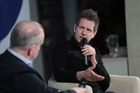 Das Wirtschaftsforum befasste sich mit dem Dilemma von Unternehmen zwischen volatilen Märkten und erratischen Mächten. Am Vormittag ging es um Strategien im Umgang mit BigTech, Bürokratie und politischer Bevormundung. Im Bild: Michael Paul und Netzforscher Martin Andree.