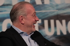 Das Wirtschaftsforum befasste sich mit dem Dilemma von Unternehmen zwischen volatilen Märkten und erratischen Mächten. Am Vormittag ging es um Strategien im Umgang mit BigTech, Bürokratie und politischer Bevormundung. Im Bild: Moderator Michael Paul.