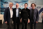 Das Wirtschaftsforum befasste sich mit dem Dilemma von Unternehmen zwischen volatilen Märkten und erratischen Mächten. Am Vormittag ging es um Strategien im Umgang mit BigTech, Bürokratie und politischer Bevormundung. Im Bild: Michael Paul mit Netzforscher Martin Andree mit Wilfried Seywald und Roland Gruber.