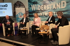 Das Wirtschaftsforum befasste sich mit dem Dilemma von Unternehmen zwischen volatilen Märkten und erratischen Mächten. Am Vormittag ging es um Strategien im Umgang mit BigTech, Bürokratie und politischer Bevormundung. Im Bild: EU-Botschafter Thomas Peyker, Treibacher Industries Chef Stefan Greimel, Moderatorin Sonja Sagmeister, AK-Experte Valentin Wedl und Netzforscher Martin Andree.