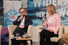 Das Wirtschaftsforum befasste sich mit dem Dilemma von Unternehmen zwischen volatilen Märkten und erratischen Mächten. Am Vormittag ging es um Strategien im Umgang mit BigTech, Bürokratie und politischer Bevormundung. Im Bild: Treibacher Industries Chef Stefan Greimel mit Sonja Sagmeister.