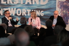 Das Wirtschaftsforum befasste sich mit dem Dilemma von Unternehmen zwischen volatilen Märkten und erratischen Mächten. Am Vormittag ging es um Strategien im Umgang mit BigTech, Bürokratie und politischer Bevormundung. Im Bild: Treibacher Industries Chef Stefan Greimel, Moderatorin Sonja Sagmeister, AK-Experte Valentin Wedl.