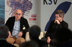 Das Wirtschaftsforum befasste sich mit dem Dilemma von Unternehmen zwischen volatilen Märkten und erratischen Mächten. Am Vormittag ging es um Strategien im Umgang mit BigTech, Bürokratie und politischer Bevormundung. Im Bild: EAK-Experte Valentin Wedl und Netzforscher Martin Andree.