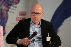 Das Wirtschaftsforum befasste sich mit dem Dilemma von Unternehmen zwischen volatilen Märkten und erratischen Mächten. Am Vormittag ging es um Strategien im Umgang mit BigTech, Bürokratie und politischer Bevormundung. Im Bild: AK-Experte Valentin Wedl.