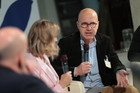 Das Wirtschaftsforum befasste sich mit dem Dilemma von Unternehmen zwischen volatilen Märkten und erratischen Mächten. Am Vormittag ging es um Strategien im Umgang mit BigTech, Bürokratie und politischer Bevormundung. Im Bild: Moderatorin Sonja Sagmeister, AK-Experte Valentin Wedl.