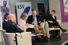 Das Wirtschaftsforum befasste sich mit dem Dilemma von Unternehmen zwischen volatilen Märkten und erratischen Mächten. Am Vormittag ging es um Strategien im Umgang mit BigTech, Bürokratie und politischer Bevormundung. Im Bild: EU-Botschafter Thomas Peyker, Treibacher Industries Chef Stefan Greimel, Moderatorin Sonja Sagmeister, AK-Experte Valentin Wedl und Netzforscher Martin Andree.