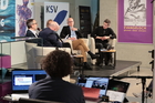 Das Wirtschaftsforum befasste sich mit dem Dilemma von Unternehmen zwischen volatilen Märkten und erratischen Mächten. Am Vormittag ging es um Strategien im Umgang mit BigTech, Bürokratie und politischer Bevormundung. Im Bild: EU-Botschafter Thomas Peyker, Treibacher Industries Chef Stefan Greimel, Moderatorin Sonja Sagmeister, AK-Experte Valentin Wedl und Netzforscher Martin Andree.