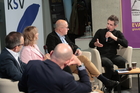 Das Wirtschaftsforum befasste sich mit dem Dilemma von Unternehmen zwischen volatilen Märkten und erratischen Mächten. Am Vormittag ging es um Strategien im Umgang mit BigTech, Bürokratie und politischer Bevormundung. Im Bild: EU-Botschafter Thomas Peyker, Treibacher Industries Chef Stefan Greimel, Moderatorin Sonja Sagmeister, AK-Experte Valentin Wedl und Netzforscher Martin Andree.