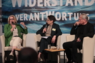 Nach der Mittagspause ging es beim Wirtschaftsforum II um Konfliktmanagement und konstruktive Lösungen für destruktive Streitfragen. Im Bild: Personalberaterin Angelika Kiessling-Kranzelmayer, Moderator Thomas Cik und Psychotherapeut Arnold Mettnitzer.