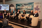 Europaforum Fresach. Eröffnungspanel v.l.n.r. Autor Doron Rabinovici, ARD-Korrespondentin Susanne Glass, Moderator Hubert Patterer, Politologin Melani Barlai, Autor Dimitre Dinev und EU-Botschafter Thomas Peyker.