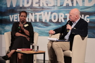 Der Europäische Toleranzpreis für Demokratie und Menschenrechte der Stadt Villach wurde am Donnerstag abend in Fresach an die Ärztin und Sozialarbeiterin Umyma El-Jelede verliehen. Im Bild mit Claus Reitan.