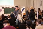 Das Vorprogramm der Europäischen Toleranzgespräche 2026 im Rathaus Villach wurde mit einem kurzen Bühnenstück von Clemens Luderer (
