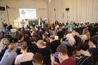 Das Vorprogramm der Europäischen Toleranzgespräche 2026 im Rathaus Villach wurde mit einem kurzen Bühnenstück von Clemens Luderer (