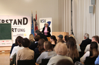 Das Vorprogramm der Europäischen Toleranzgespräche 2026 im Rathaus Villach wurde mit einem kurzen Bühnenstück von Clemens Luderer (