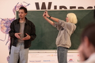 Das Vorprogramm der Europäischen Toleranzgespräche 2026 im Rathaus Villach wurde mit einem kurzen Bühnenstück von Clemens Luderer (