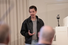 Das Vorprogramm der Europäischen Toleranzgespräche 2026 im Rathaus Villach wurde mit einem kurzen Bühnenstück von Clemens Luderer (